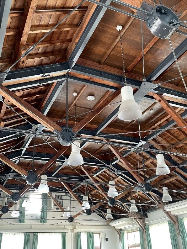 天井：丸鋼を使用したトラス構造