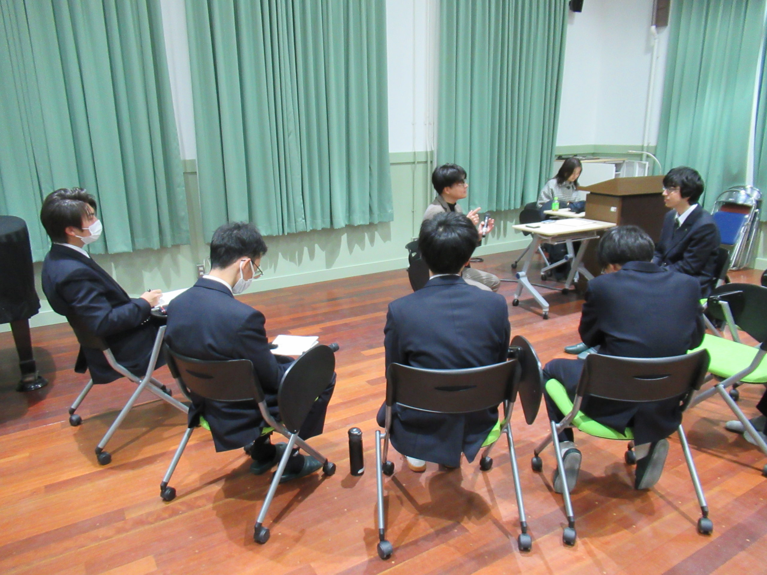 講師を囲んでの座談会